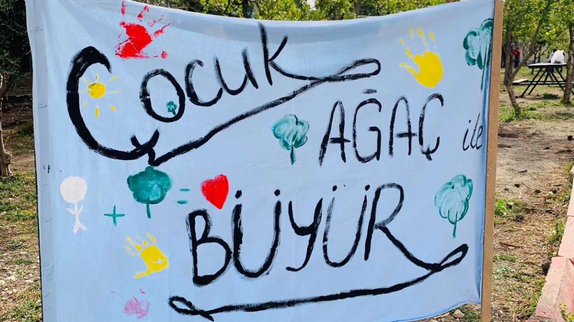 3-A SINIFI ÖĞRENCİ VE VELİLERİMİZ AHENK YAŞAM BECERİLERİ PROJESİ KAPSAMINDA YEŞİL BAHÇE ETKİNLİĞİNE 23 MEYVE AĞACI DİKEREK KATILDILAR. ÖĞRETMENİMİZ ÖMER AYŞİN, ÖĞRENCİ VE VELİLERİMİZE TEŞEKKÜR EDİYORUZ.